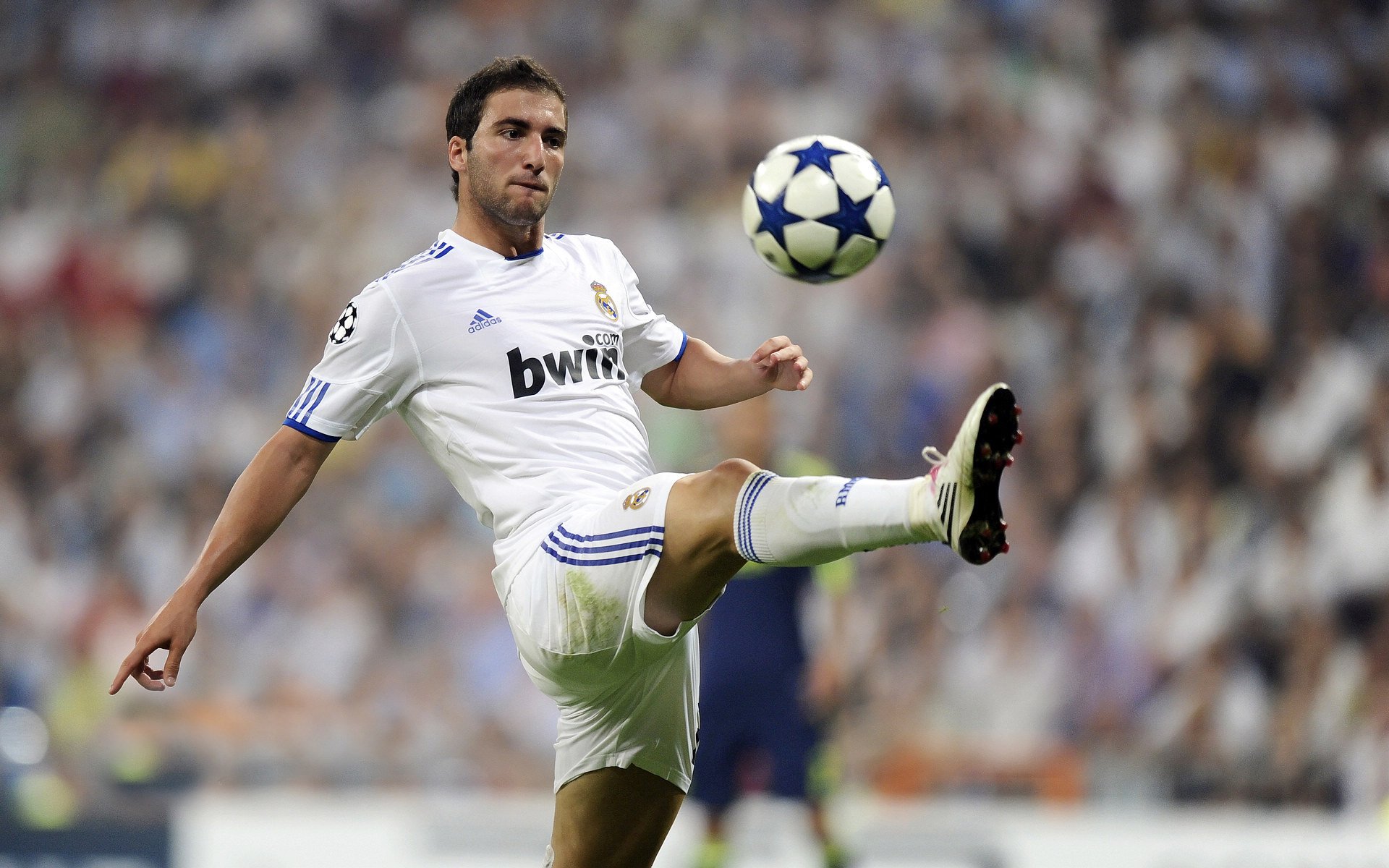 拉文增加中距离冲击制造罚球机会，拉文球员训练